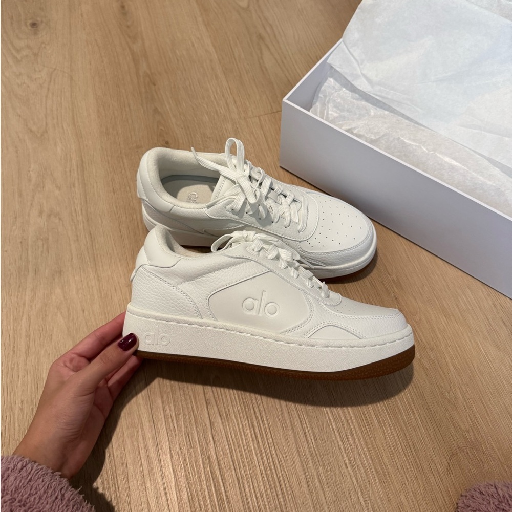 Alo Yoga Recovery Mode White Sneakers Classic 01